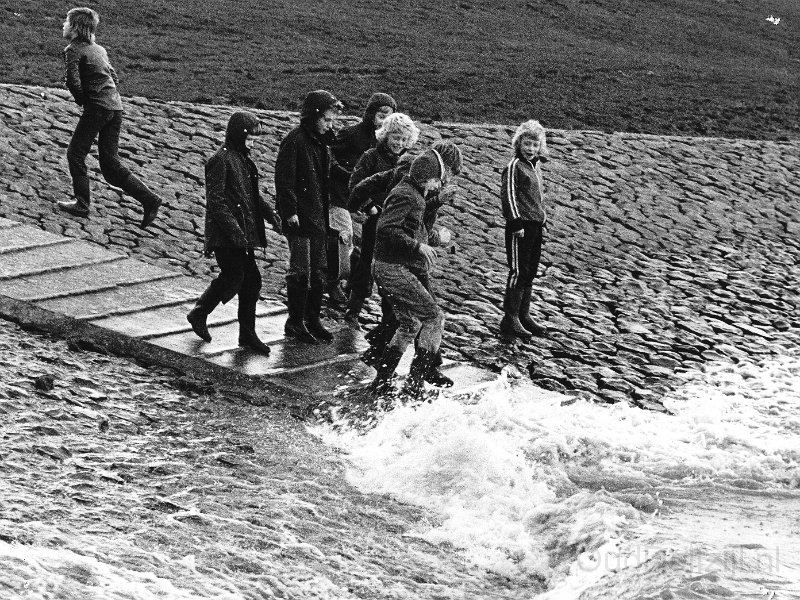 Jeugd bij het strandje met hoog water 1976.jpg